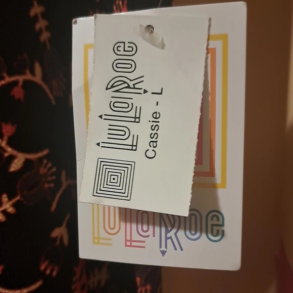 Lularoe pencil type skirt with a lot of stretch - Picture 3 of 4